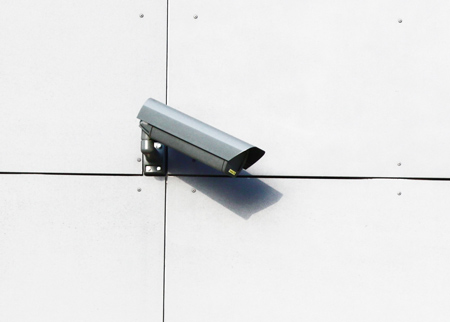 Überwachungskamera auf Betonmauer